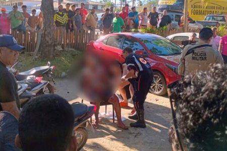 Homem é baleado na frente da família em praia lotada de Porto Seguro