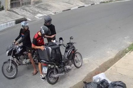 Entregador tem moto roubada por dupla armada durante assalto em Feira de Santana