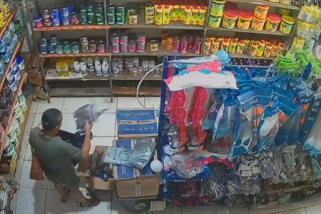 Idosa é flagrada furtando torneiras de loja de material de construção em Salvador