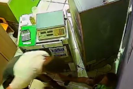 Criança tem celular roubado durante assalto a loja de açaí em Salvador