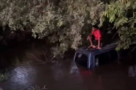 Estudantes ficam feridos após transporte escolar cair em rio no interior da Bahia