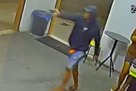 Criminosos armados invadem padaria e roubam funcionária e cliente e Feira de Santana