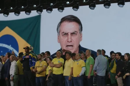 Flávio Bolsonaro é alvo de ação no TSE por vídeo com inteligência artificial