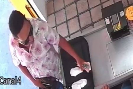 Vídeo mostra assalto a loja de frios no Saboeiro; criminoso fugiu antes da chegada da polícia