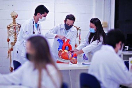 MPF abre procedimentos para fiscalizar cursos de Medicina da Unifacs e Faculdade Atenas de Valença