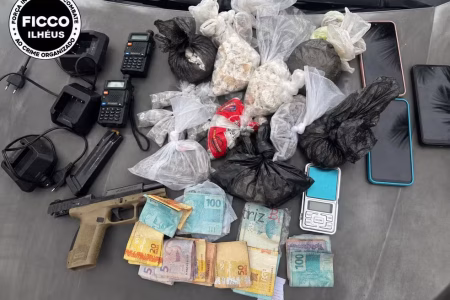 Operação contra o tráfico prende dois suspeitos e apreende arma e drogas na Bahia