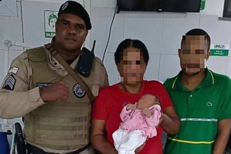 Policiais militares salvam bebê de quatro dias engasgada em Salvador