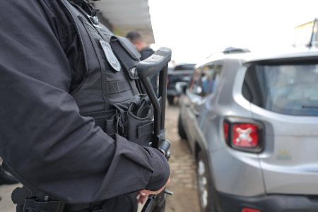 Polícia Civil prende 81 suspeitos de roubos em ônibus e recupera 375 celulares na Bahia
