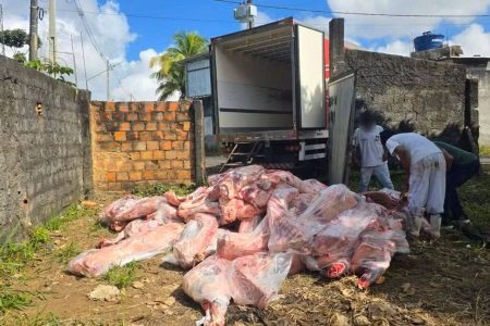 PM resgata funcionários feitos reféns em caminhão roubado em Salvador