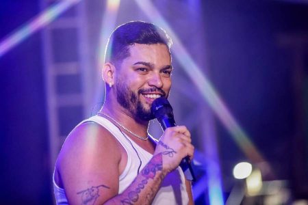 Devinho Novaes interrompe show para repreender mulher que tentou urinar no meio da plateia na Bahia