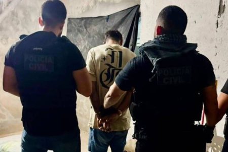 Homem flagrado se masturbando enquanto observava vizinha em academia é capturado pela polícia