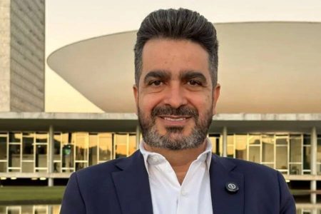 Pré-candidato à presidência do Brasil promete iPhone e internet grátis para quem concluir curso de empreendedorismo