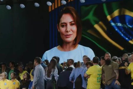 Michelle Bolsonaro participa por vídeo de convenção do PL e declara apoio à candidatura de Flávio Bolsonaro