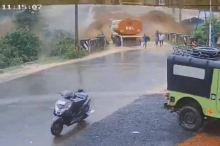 Enxurrada de lama após rompimento em obra deixa mortos e desaparecidos na Índia