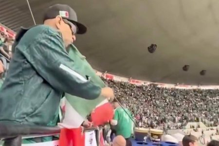 Torcedor viraliza ao beber cerveja de ambulante com mastro de bandeira em estádio da Copa