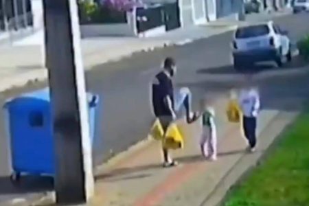 Pai é flagrado agredindo filha de 3 anos com chute no Paraná