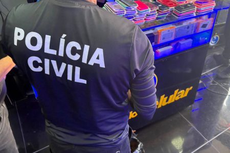 Polícia Civil apreende mais de 2 mil acessórios falsificados para celulares em Salvador