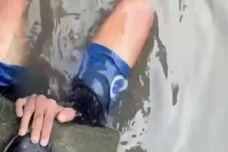 Adolescente se esconde em tubulação de esgoto para tentar fugir da polícia