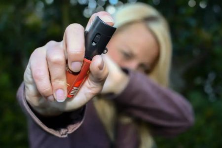 Lei autoriza mulheres maiores de 18 anos a portar spray de pimenta para defesa pessoa