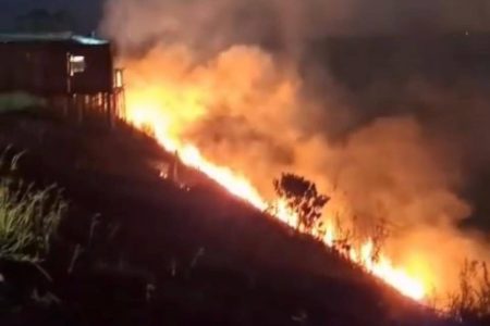Fogos usados em chá revelação provocam incêndio em rancho na Bahia