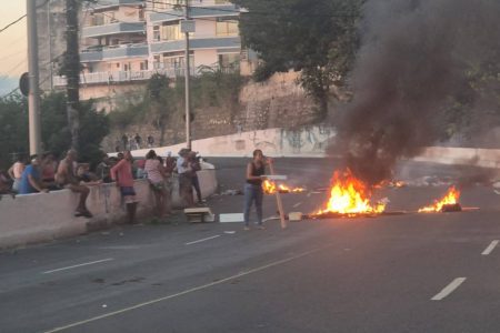 Adolescente de 15 anos é baleado na Gamboa e moradores fecham Avenida Contorno em protesto