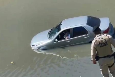 Mulher perde controle do carro e cai em córrego na Avenida Magalhães Neto, em Salvador