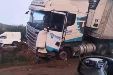 Acidente entre caminhão e carreta causa 9 km de congestionamento na BR-324 em Feira de Santana