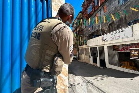Foragido por tráfico de drogas e roubo é preso durante operação policial no Nordeste de Amaralina