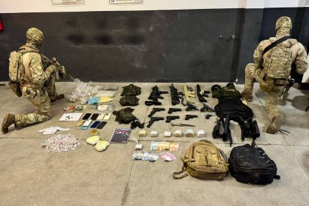 Baque no CV: após vídeo ostentando arma em paredão, polícia apreende fuzis e R$ 28 mil da facção em Portão