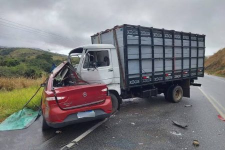 Mãe e filho morrem após carro bater em caminhão na BA-262, no sul da Bahia