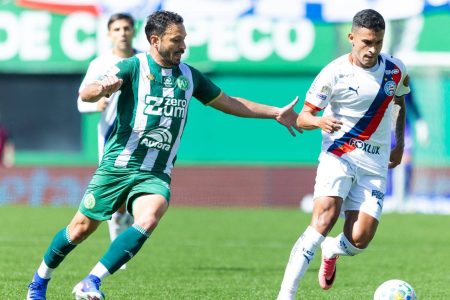 Bahia fica duas vezes à frente, mas cede empate por 3 a 3 contra a Chapecoense