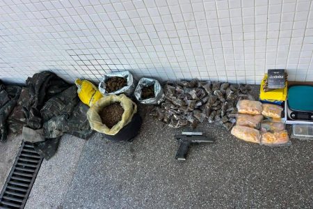 Mulher é presa com 10 kg de maconha e ecstasy durante ação da PM no Doron