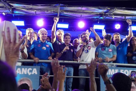 ACM Neto reforça aliança com prefeito de Ilhéus durante ato de campanha