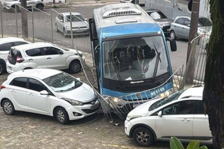 Micro-ônibus invade estacionamento da Ufba após perder o controle em Salvador