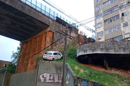 Carro despenca de viaduto após atingir mureta de proteção em Salvador
