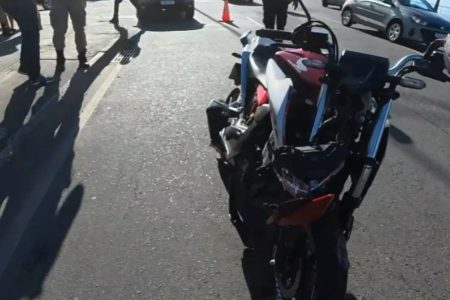 Colisão entre moto e carro mata adolescente de 14 anos na orla de Salvador
