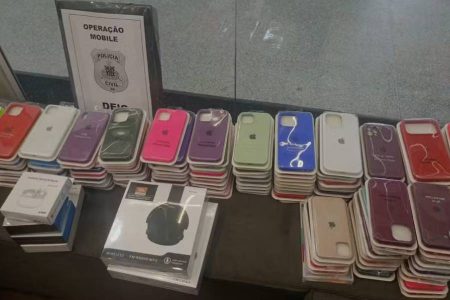 Fiscalização apreende 28 celulares e mais de mil acessórios falsificados em Feira de Santana