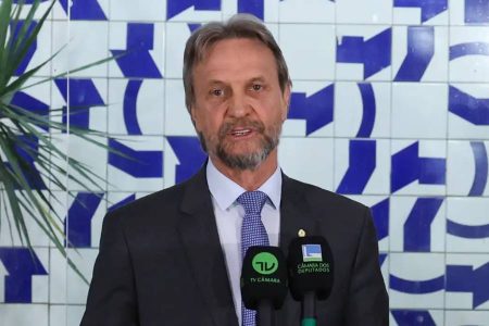 Líder do PT desmaia durante reunião e Câmara adia votações