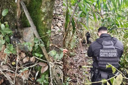 Polícia encontra sacos plásticos, fita e pá durante buscas por adolescentes na Bahia