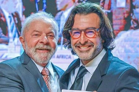Lula usa avião oficial para levar fotógrafo de campanha a evento de governo no Amapá