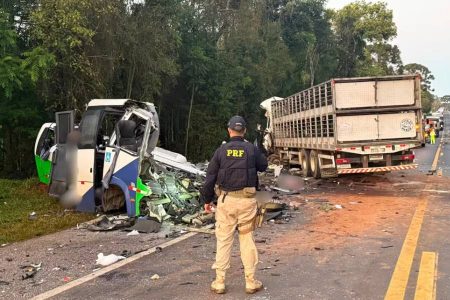 Colisão entre micro-ônibus e carreta deixa 23 mortos e cinco feridos no Paraná