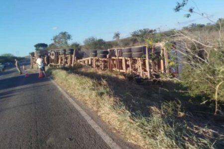 Carreta carregada com soja tomba na BA-026, no sudoeste da Bahia