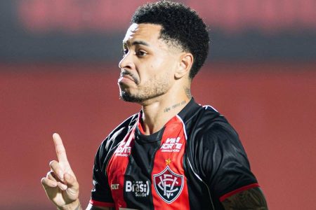 Matheuzinho provoca torcedores do Vasco após derrota e manda recado para jogo no Barradão