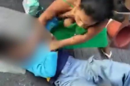 Mulher espanca menina de 12 anos na porta de escola após confusão entre estudantes em MG