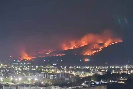 Incêndio em serra perto de condomínios mobiliza bombeiros e assusta moradores na Bahia
