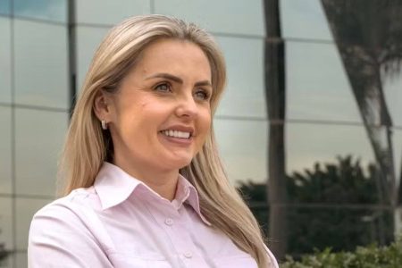 Após desistência de Joaquim Barbosa, DC oficializa Clariana Barão como candidata à Presidência