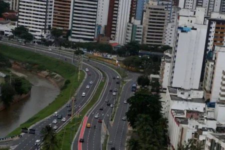 Corpo de homem é encontrado em córrego na Avenida Magalhães Neto, em Salvador