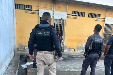 Policial penal é preso suspeito de facilitar entrada de celulares em presídio na Bahia