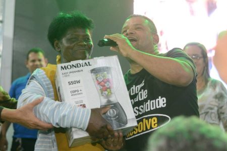 Prefeitura de Itagi realiza entrega de cestas e sorteio de prêmios para alunos da EJA