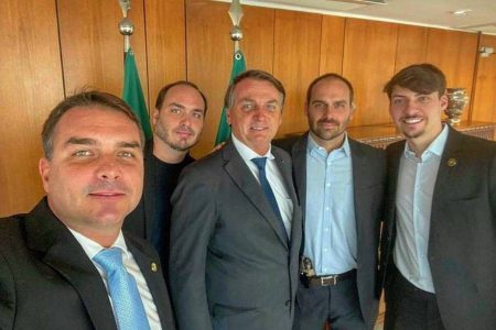 Bolsonaro pede ao STF autorização para receber filhos no Dia dos Pais